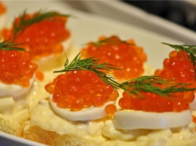 Канапе с плавленым сыром и красной икрой 1200 Канапе с плавленым сыром и красной икрой 1200